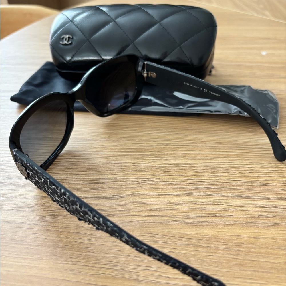 CHANEL Black Oversized Sunglasses with Tweed Temples - Picture 4 of 9